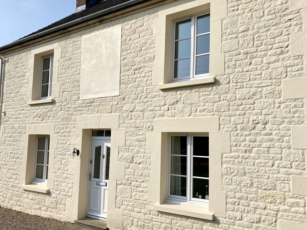 Maison en pierre isolée par l'extérieur et finie à l'enduit de chaux clair